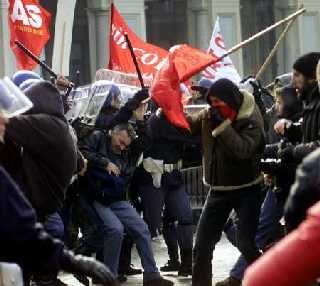 Столкновение протестующих с полицией в Турине
