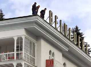 Всемирный Экономический Форум в Давосе - полицейский спецназ на крыше отеля