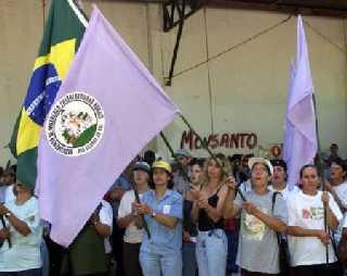 Бразильские женщины на захваченной ферме Монсанто