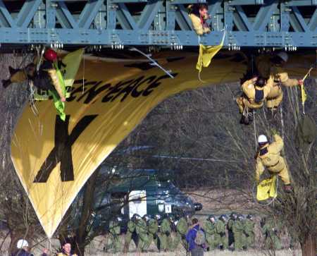 Активисты Гринпис забрались на мост возле Данненберга