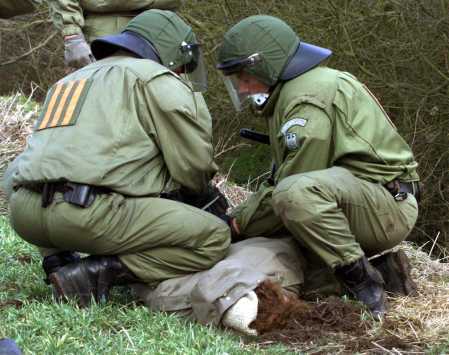 Спецназовцы арестовывают протестанта под Данненбергом
